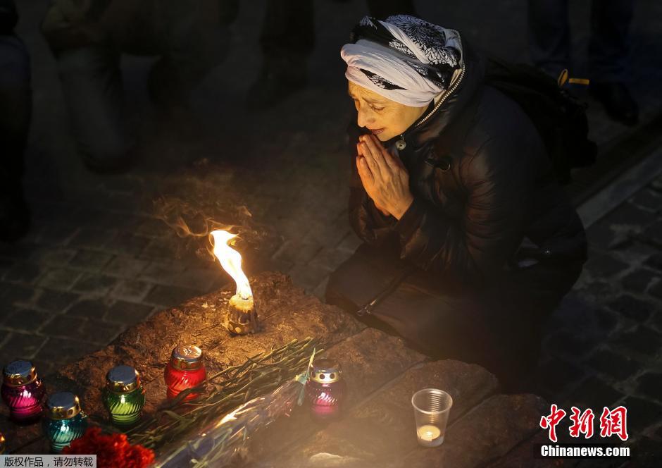 當(dāng)?shù)貢r(shí)間2014年11月22日，烏克蘭基輔，民眾舉行儀式紀(jì)念1932-1933烏克蘭大饑荒81周年
