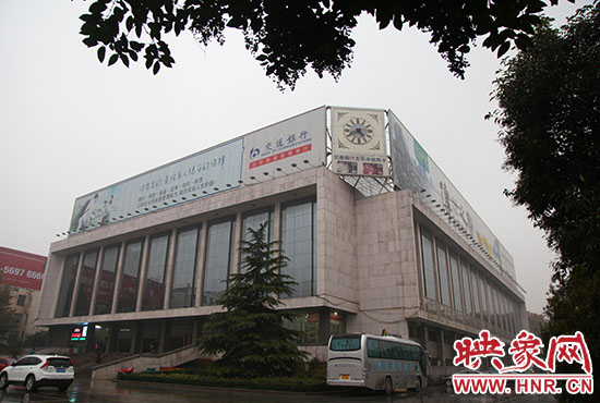 兩塊巨幅廣告牌仍然存在。