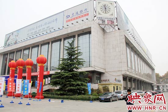 11月28日，記者從鄭州市政府獲悉，河南省人民會堂決定拆除違法存在10多年的巨型樓頂廣告。