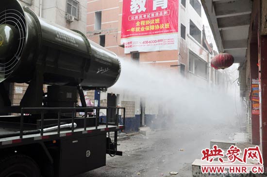 針對(duì)造成霧霾的主兇“建筑工地?fù)P塵”，“霧炮車(chē)”降塵除塵效果能到到80%。