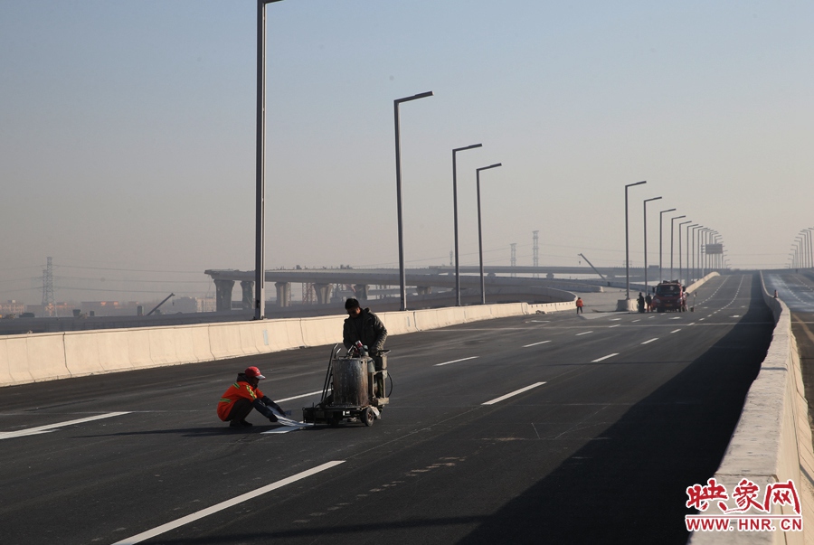 部門路段工人正在噴畫道路標(biāo)線。