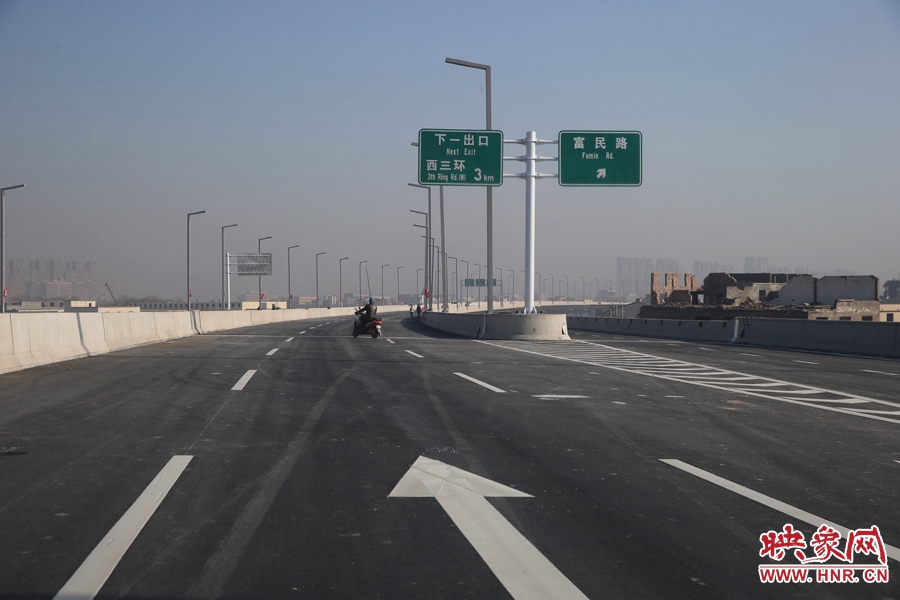 西三環(huán)方向與富民路出口。