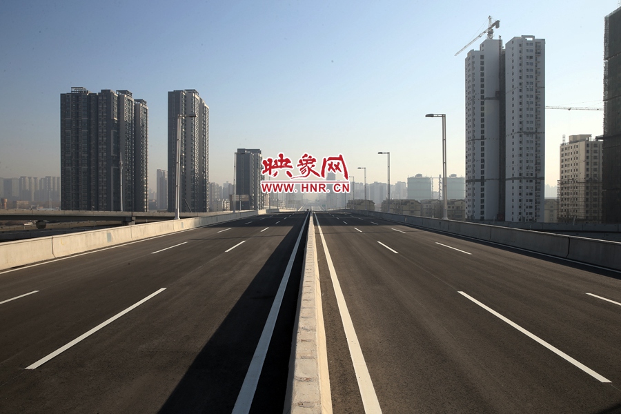 隴海高架過西三環(huán)進(jìn)入市區(qū)。