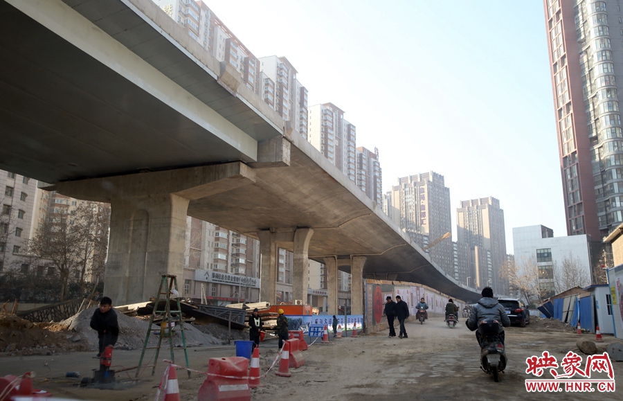 由西向東方向，嵩山南路出口以東，仍在緊張施工中。