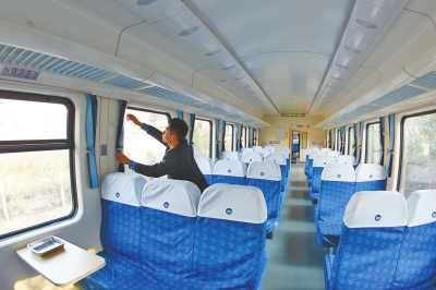 硬座車廂 藍(lán)色座套，清清爽爽。