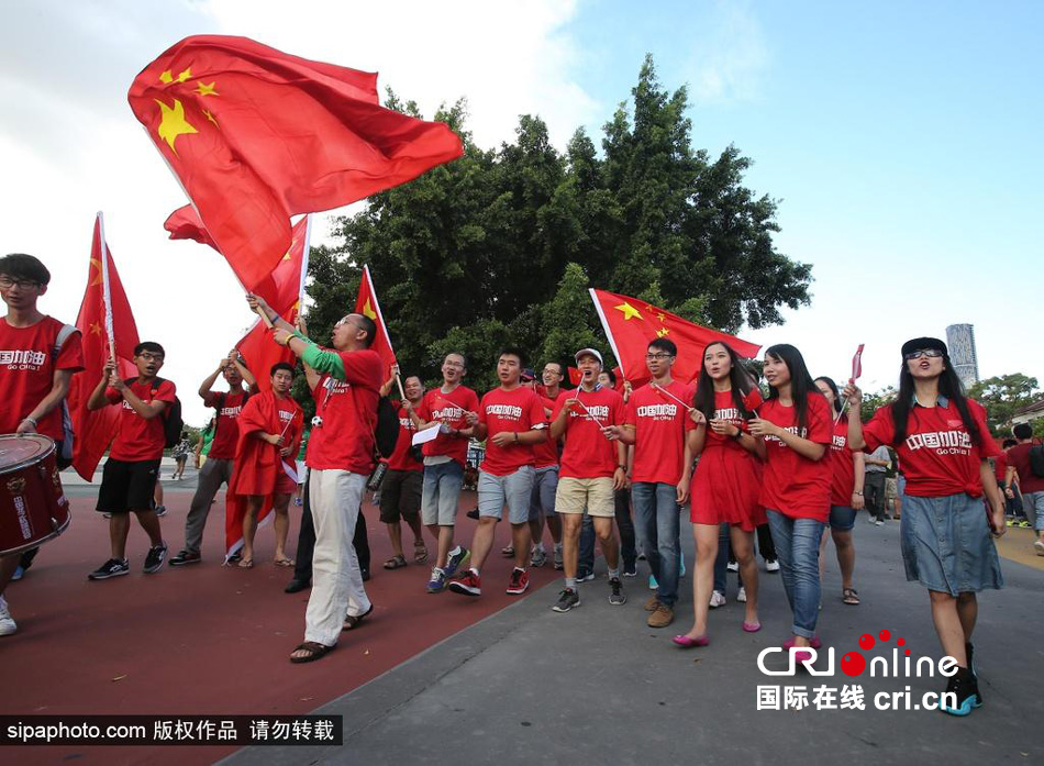 賽前中國(guó)球迷揮舞國(guó)旗進(jìn)場(chǎng)，為國(guó)足助威。