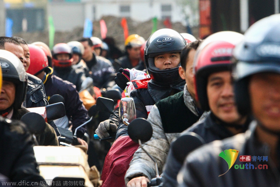 2015年2月10日，廣東佛山，順德龍山加油站為返鄉(xiāng)摩托車免費(fèi)加油。