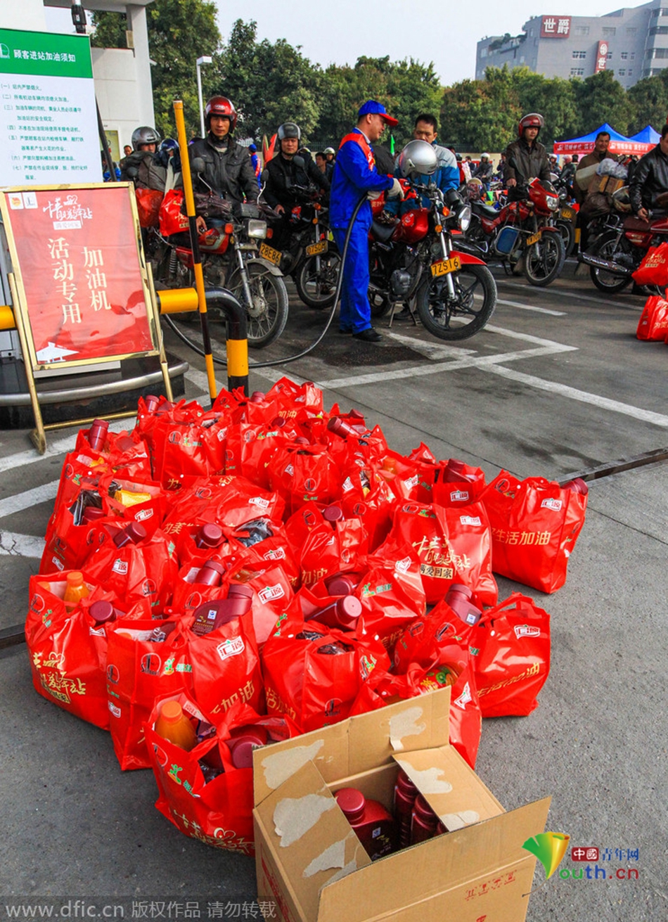 2015年2月10日，廣東佛山，順德龍山加油站為返鄉(xiāng)摩托車免費(fèi)加油。