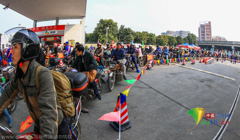 2015年2月10日，廣東佛山，順德龍山加油站為返鄉(xiāng)摩托車免費(fèi)加油。