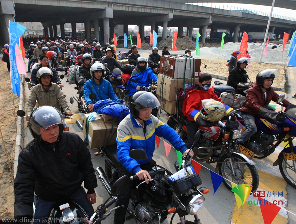 2015年2月10日，廣東佛山，順德龍山加油站為返鄉(xiāng)摩托車免費(fèi)加油。