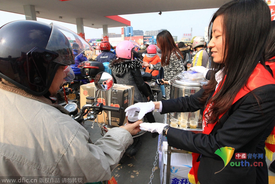 2015年2月10日，廣東佛山，順德龍山加油站為返鄉(xiāng)摩托車免費(fèi)加油。