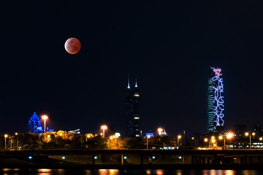 4月4日，深圳，月全食，一輪紅月亮現(xiàn)身夜空。（合成）鄧飛/CFP