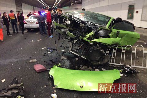 一輛蘭博基尼與一輛法拉利發(fā)生事故，現(xiàn)場狀況慘烈