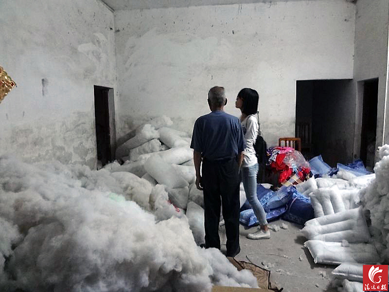 “黑心棉”堆滿了房間的每個角落。