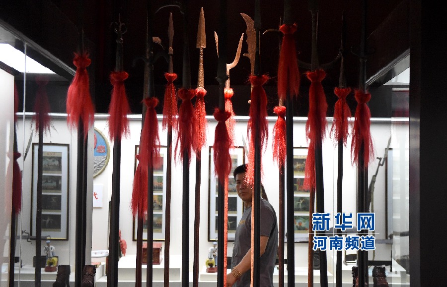 4月26日，參觀者在兵器展覽館內(nèi)參觀。