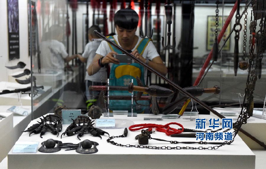 4月26日，參觀者在兵器展覽館內(nèi)拍攝展品。