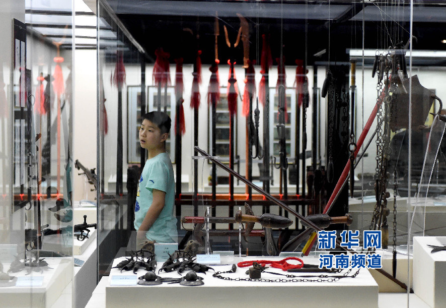 4月26日，參觀者在兵器展覽館內(nèi)參觀。