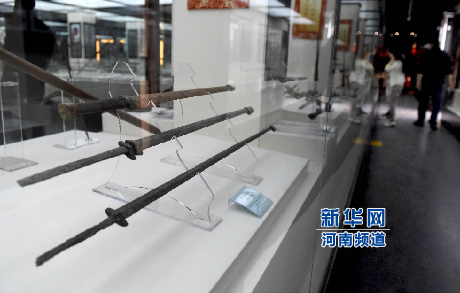 4月26日，參觀者在兵器展覽館內(nèi)參觀。