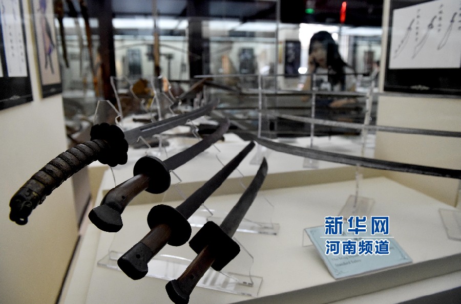 4月26日，參觀者在兵器展覽館內(nèi)參觀。