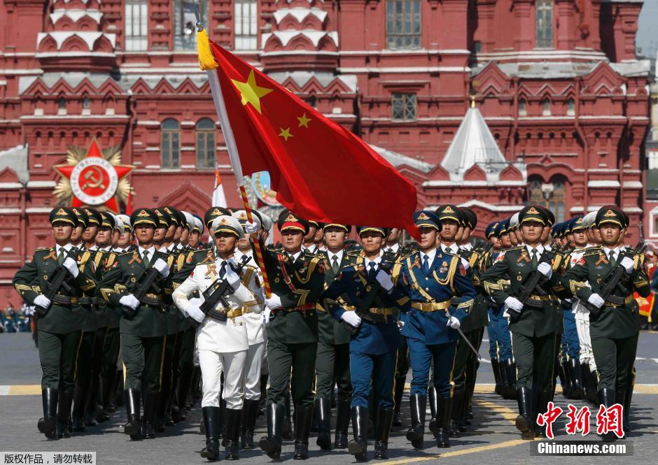 解放軍三軍儀仗隊(duì)參加紅場(chǎng)閱兵。