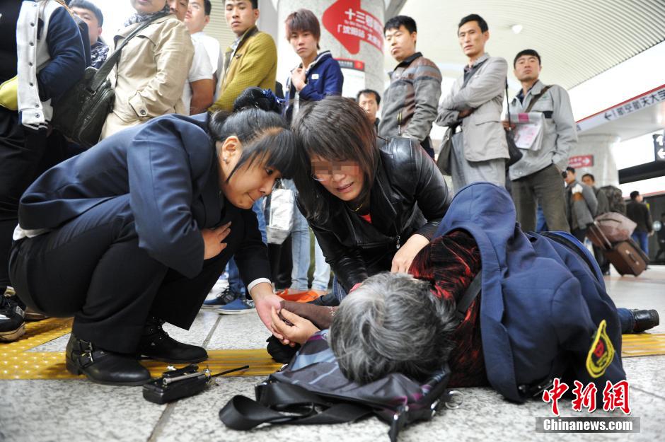74歲老太地鐵站臺(tái)摔倒稱“有老保，不訛人”