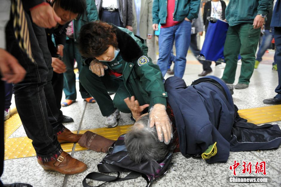 74歲老太地鐵站臺(tái)摔倒稱“有老保，不訛人”