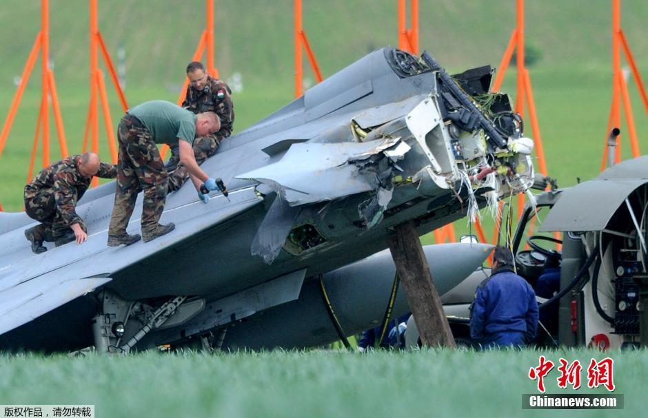 匈牙利戰(zhàn)機(jī)在捷克墜毀 飛行員成功逃生 匈牙利戰(zhàn)機(jī)在捷克墜毀 飛行員成功逃生
