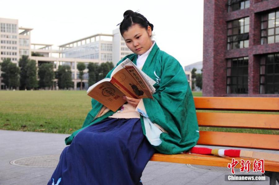 穿漢服在校園讀書的胡雅潔。
