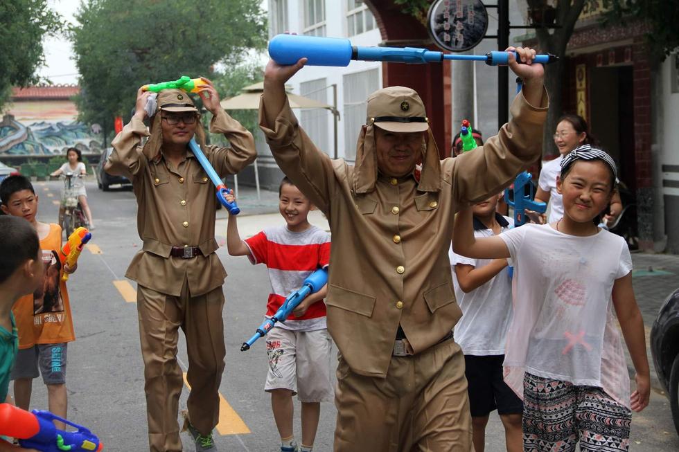 最終幾名鬼子被八路軍制服，被押著游街示眾，以此慶祝抗日戰(zhàn)爭勝利70周年。