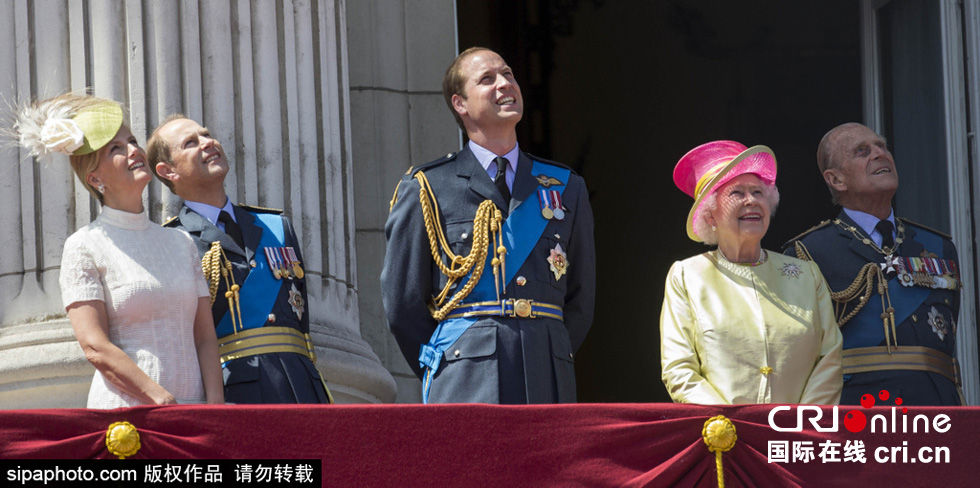 英國女王伊麗莎白二世攜眾王室成員觀看空軍飛行表演。