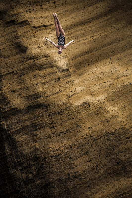 葡萄牙舉行懸崖跳水 場面驚險(xiǎn)壯觀