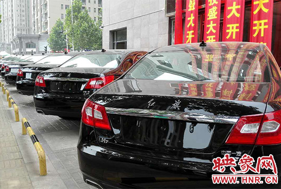 路邊一棟樓上懸掛著二三十條紅色條幅，全部是祝賀一家公司開業(yè)的。