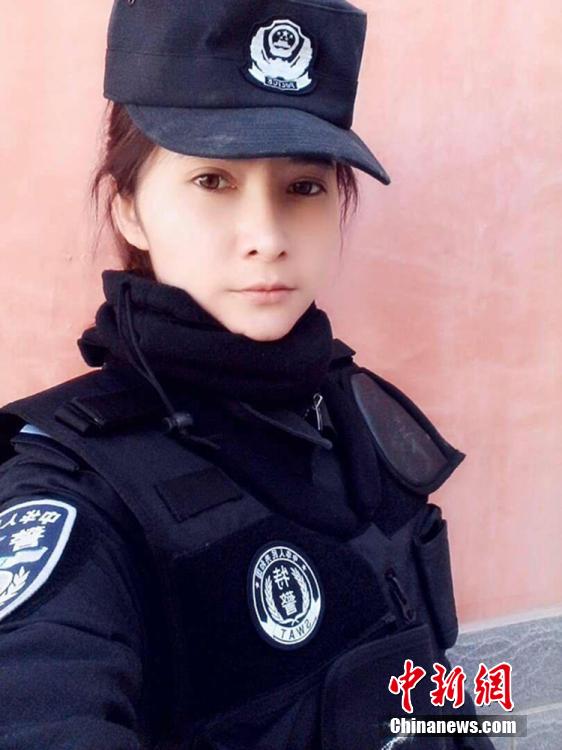 新疆兵團女民警生活照走紅網(wǎng)絡 被譽“最美警花”