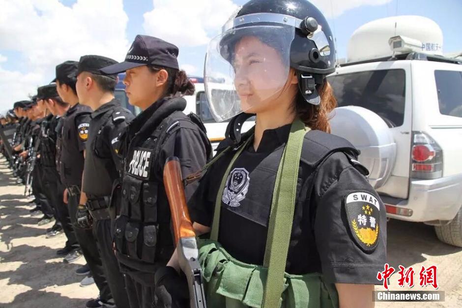 新疆兵團女民警生活照走紅網(wǎng)絡 被譽“最美警花”