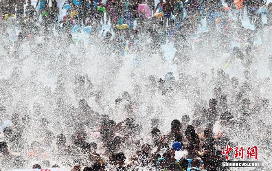 8月1日，民眾扎堆在南京湯山歡樂(lè)水魔方水上樂(lè)園戲水，享受“冰火兩重天”的涼爽和激情。連日來(lái)，中國(guó)大部分地區(qū)迎來(lái)高溫天氣。