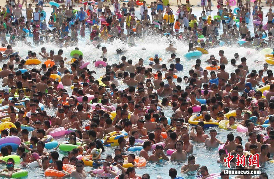 8月1日，民眾扎堆在南京湯山歡樂(lè)水魔方水上樂(lè)園戲水，享受“冰火兩重天”的涼爽和激情。連日來(lái)，中國(guó)大部分地區(qū)迎來(lái)高溫天氣。