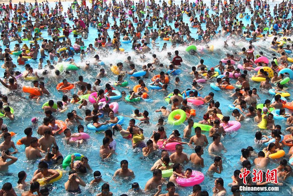 8月1日，民眾扎堆在南京湯山歡樂(lè)水魔方水上樂(lè)園戲水，享受“冰火兩重天”的涼爽和激情。連日來(lái)，中國(guó)大部分地區(qū)迎來(lái)高溫天氣。