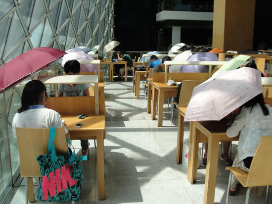 2015年8月2日，深圳圖書館，“太陽曬進來很熱的，我們都要撐著傘讀書。”