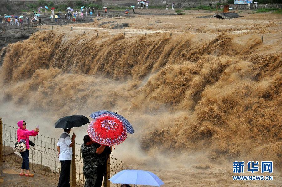 8月2日，游客在山西吉縣黃河壺口瀑布景區(qū)游覽觀瀑。