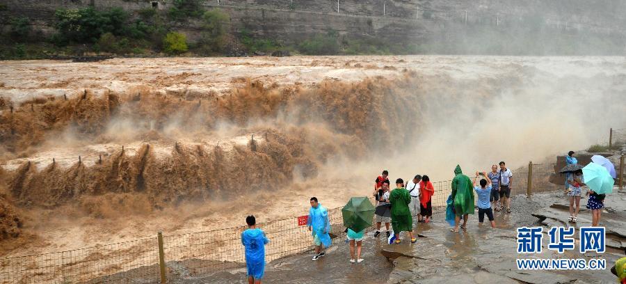 8月2日，游客在山西吉縣黃河壺口瀑布景區(qū)游覽觀瀑。