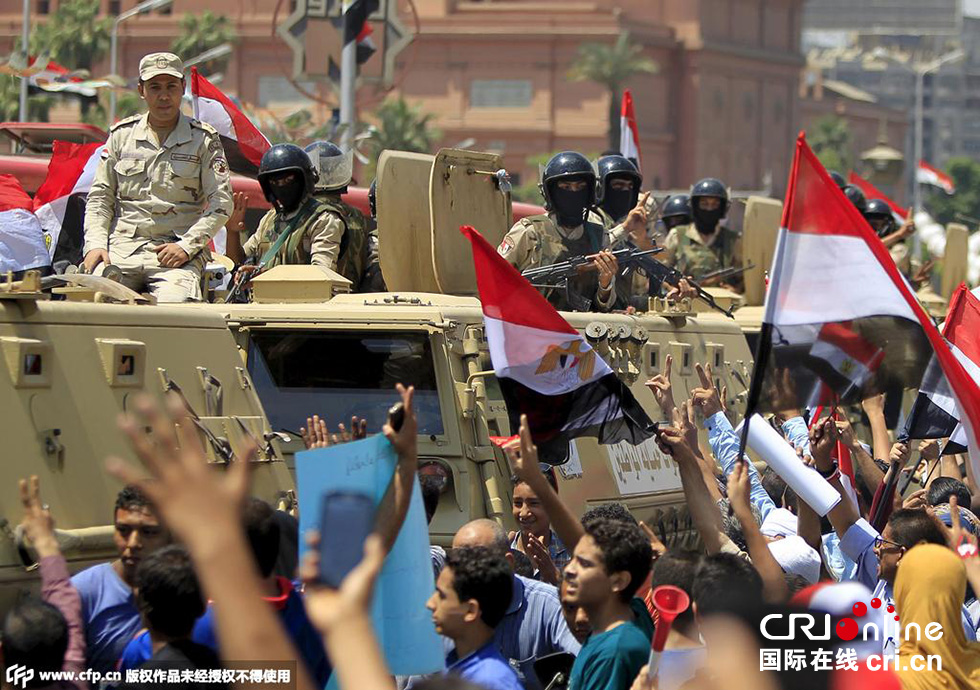 當(dāng)?shù)貢r間2015年8月6日，埃及開羅，民眾集會慶祝新蘇伊士運河開通。圖片來源:CFP