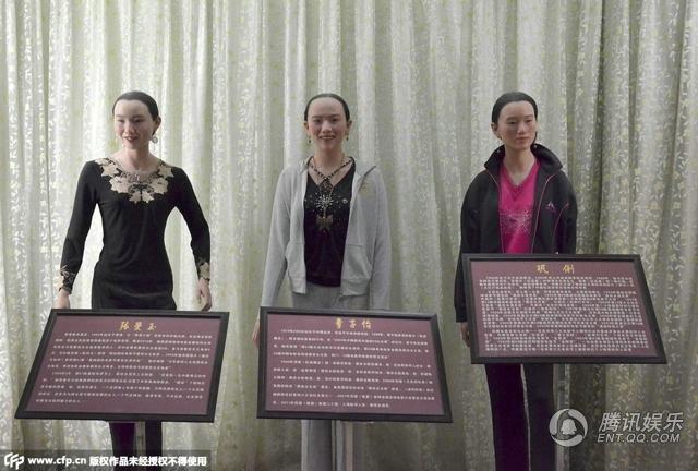 ，“華鎣山中外名人蠟像館”中的蠟像，被網(wǎng)友稱作“華鎣山農(nóng)貿(mào)服裝發(fā)布會”。