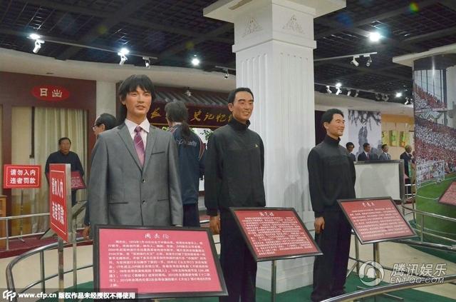 “華鎣山中外名人蠟像館”中的蠟像，被網(wǎng)友稱作“華鎣山農(nóng)貿(mào)服裝發(fā)布會”。