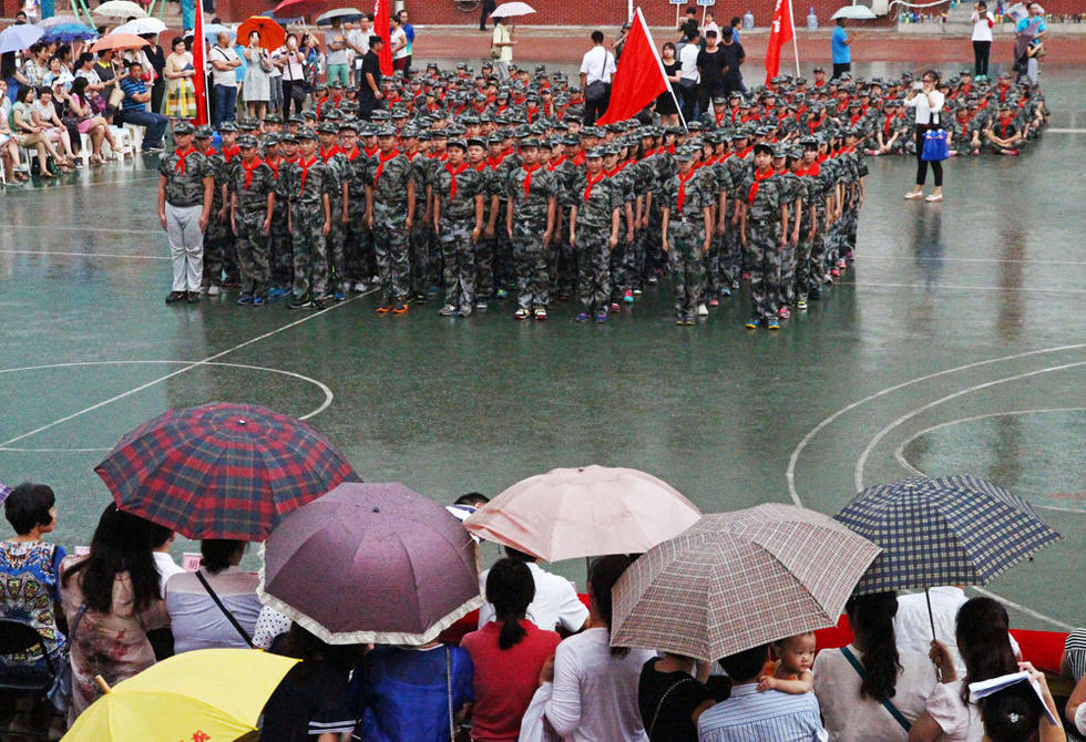 鄭州市，鄭州市第八中學(xué)會操表演當(dāng)天突降大雨，但是同學(xué)們在雨中堅持完成了會操表演。