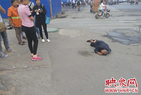 老人倒地后無(wú)人敢扶，過(guò)路市民拍照作證。