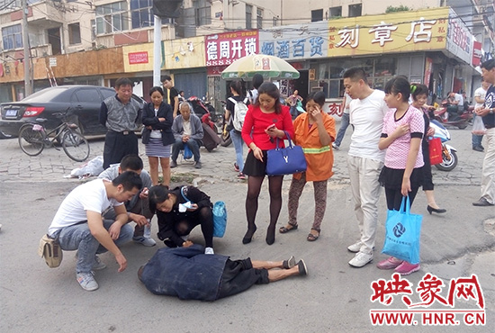 據(jù)附近環(huán)衛(wèi)工人介紹，老人是自己過(guò)路口時(shí)不小心摔倒的。