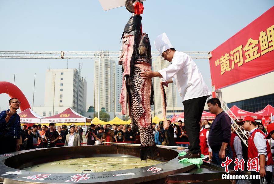河南鄭州，一個直徑3.15米，深0.7米，可容納3噸高湯的“中原第一鍋”現(xiàn)場烹煮火鍋盛宴。