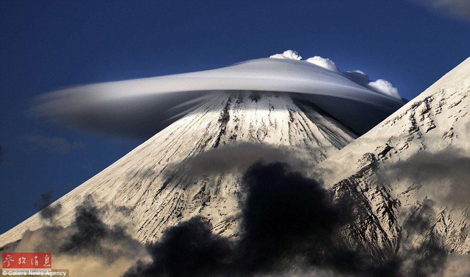 火山上籠罩著類似于外星飛碟形狀的云彩，場(chǎng)景猶如科幻大片。