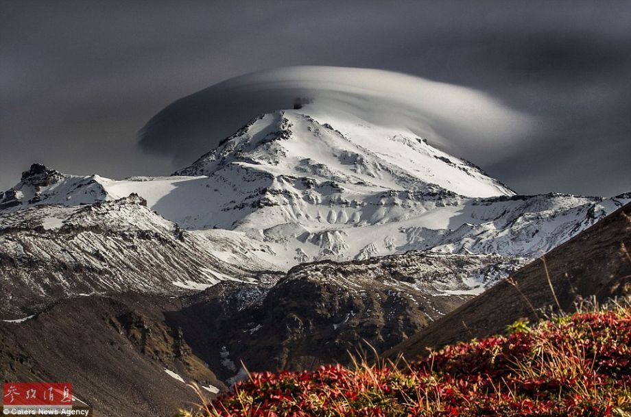 火山上籠罩著類似于外星飛碟形狀的云彩，場(chǎng)景猶如科幻大片。