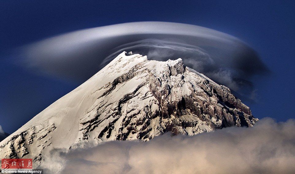 火山上籠罩著類似于外星飛碟形狀的云彩，場(chǎng)景猶如科幻大片。